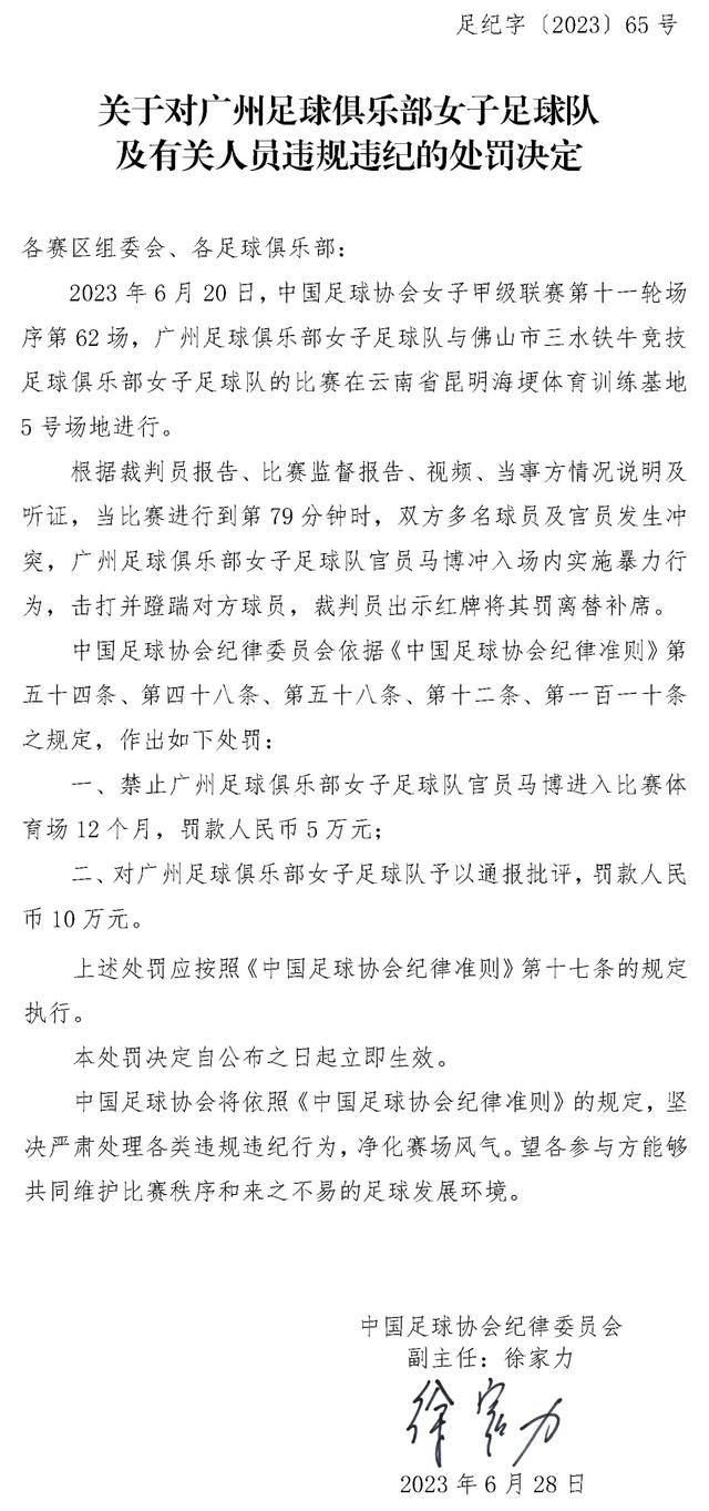 稀里糊涂留个冰山一角有何意义？　　　　可以或许看得出林兆华的话剧版《白鹿原》对片子也发生了必然影响，开场合有首要人物站成一排就有一种话剧人物开场先容之感，片中的双层楼台和不竭呈现的戏台都是一种舞台的显现，各色人物如走马不雅花般走上舞台面向不雅众，表演、宣誓或演讲。